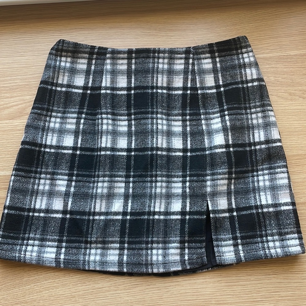 Forever 21 black and white plaid fitted skirt with slit
